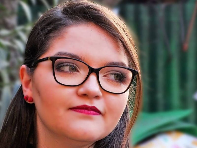 Si taglia i capelli per donarli ai malati