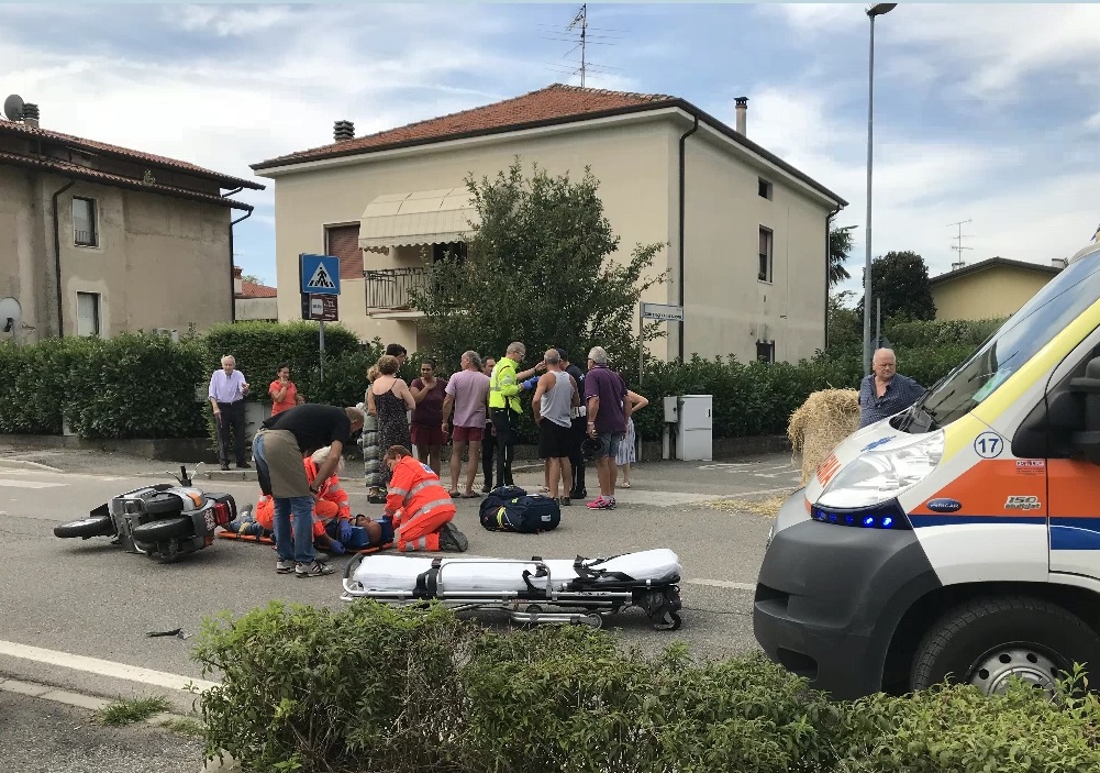 Agricoltore perde balla di fieno, tamponamento tra auto e moto