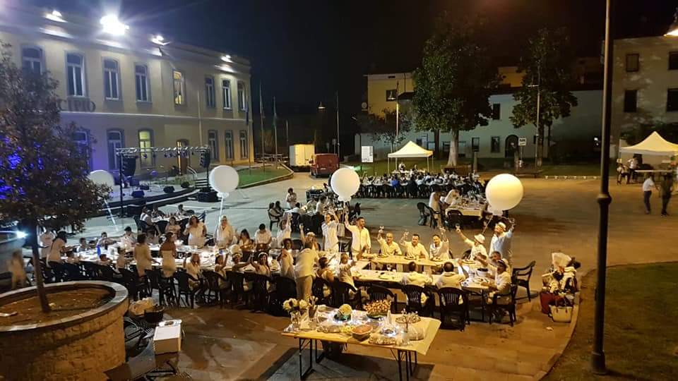Una cena in piazza a Capriolo