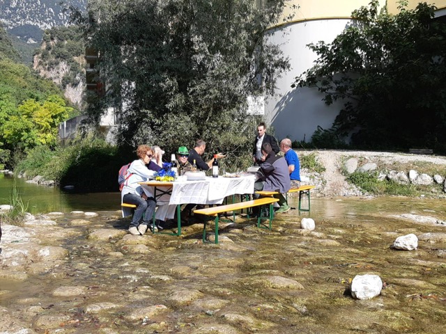 Un pranzo nel… letto del fiume