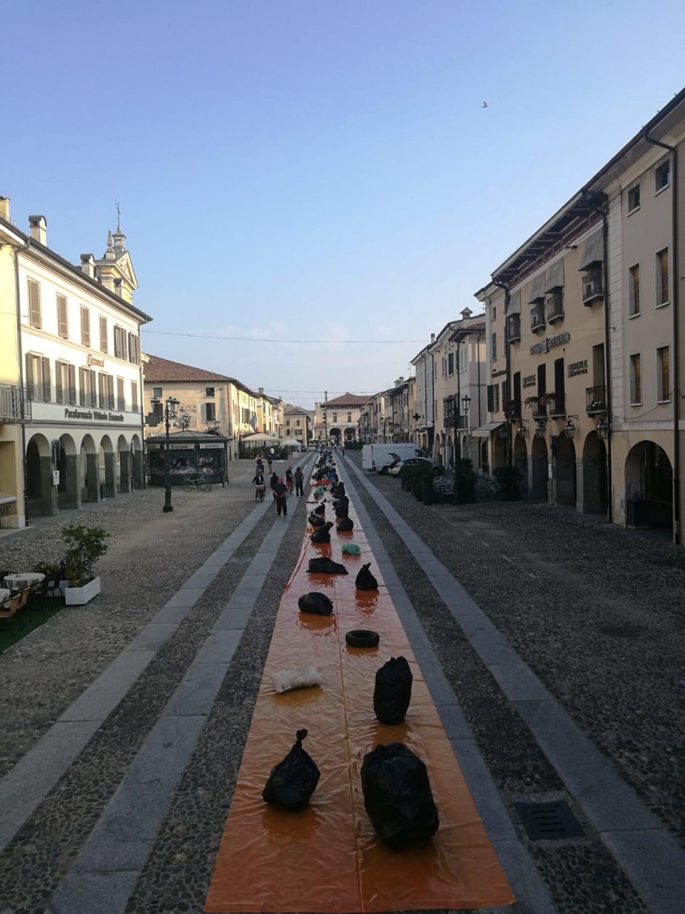 Piazza “invasa” dai rifiuti a Orzinuovi
