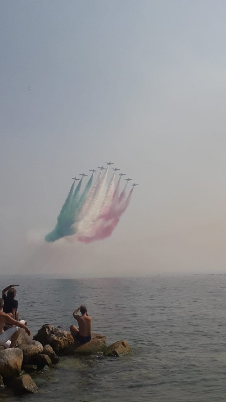 Le Frecce tricolori danno spettacolo sul lago