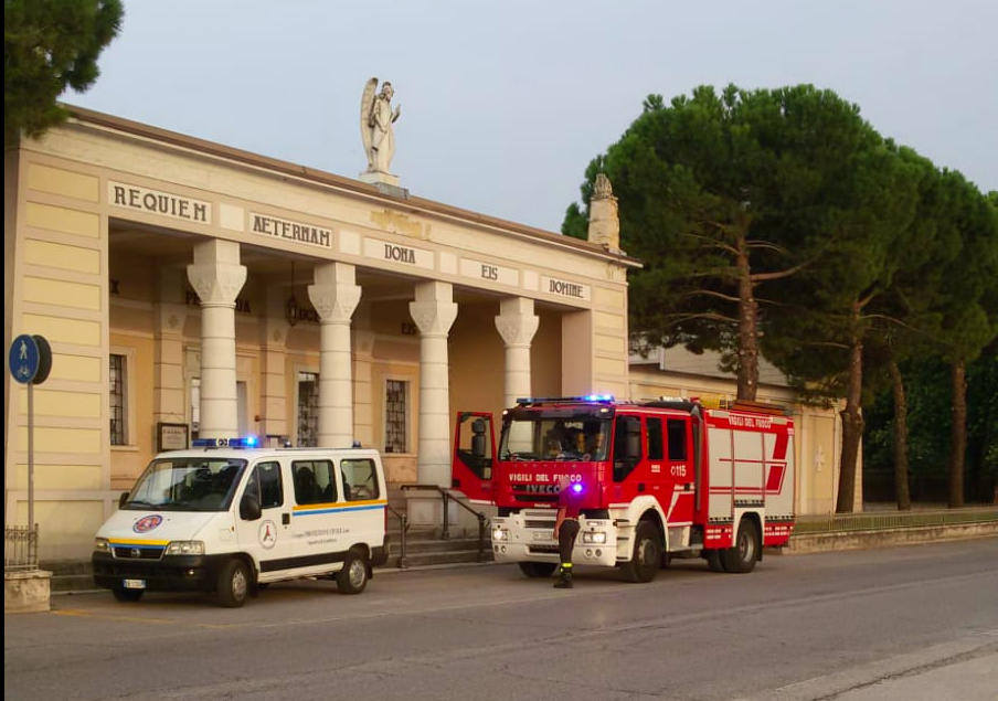 Cimitero invaso da vespe a Gambara
