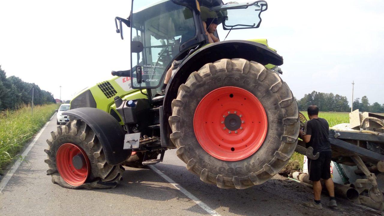 Trattore con liquami fuori strada fra Palazzolo e Palosco, provinciale bloccata