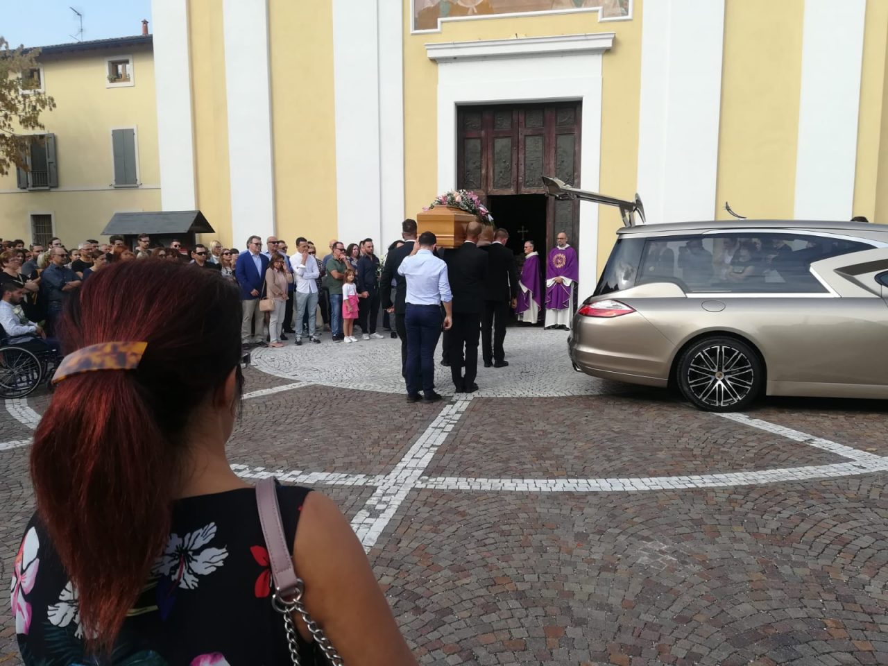 Una folla commossa ai funerali di Laura, deceduta dopo un incidente