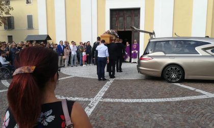 Una folla commossa ai funerali di Laura, deceduta dopo un incidente
