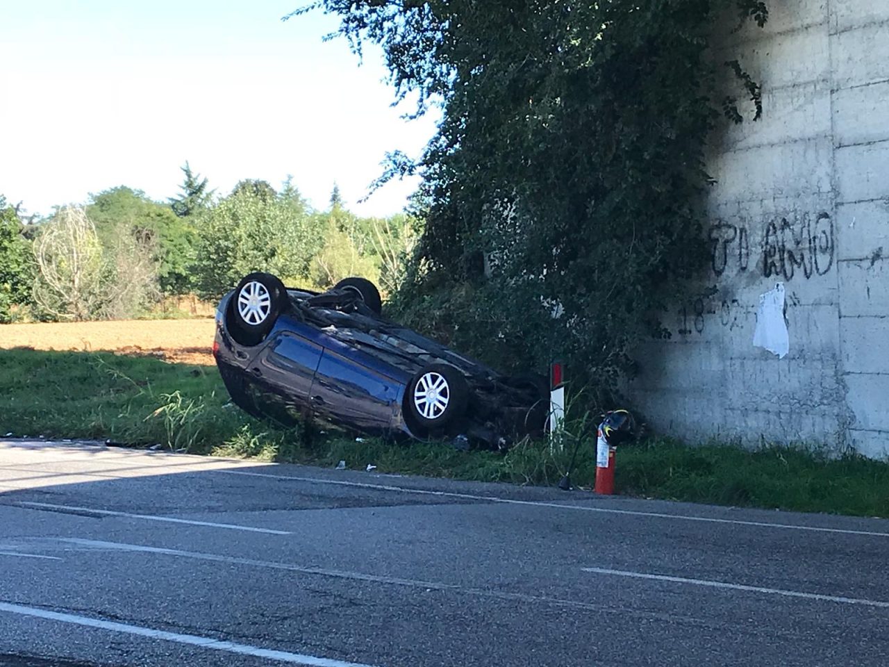 Incidente sulla Sp28, automobile si ribalta nel campo