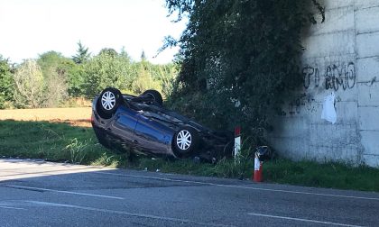 Incidente sulla Sp28, automobile si ribalta nel campo