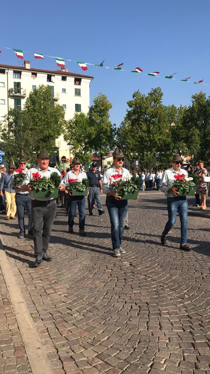 Corteo e momenti solenni per l’ottantesimo degli Alpini di Chiari