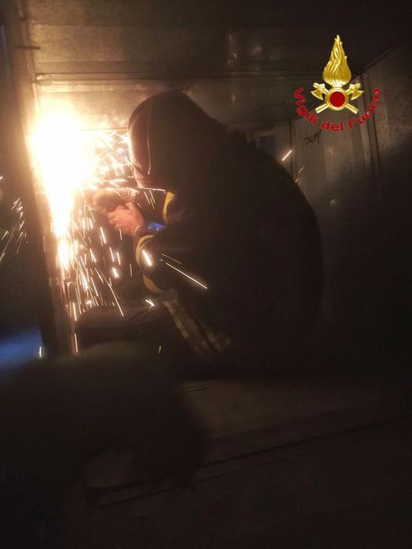 Cade in un condotto di aerazione muore 15enne