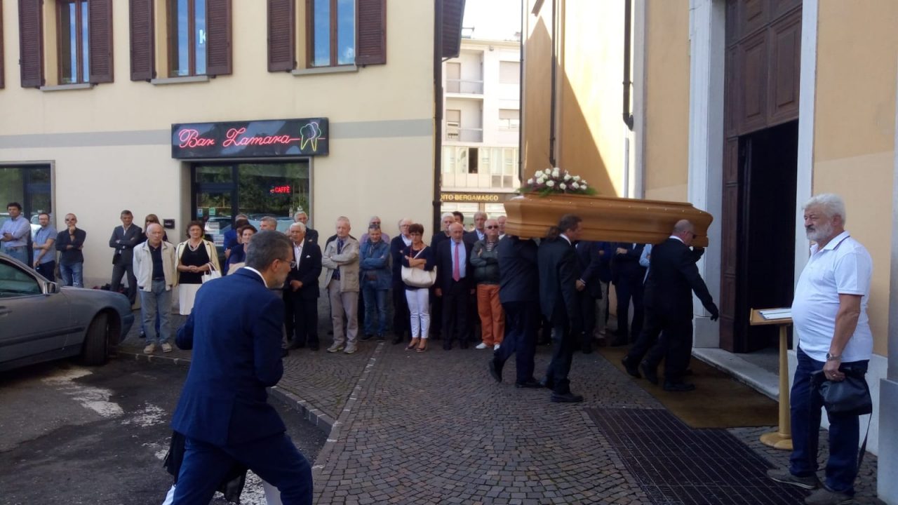 Chiesa gremita per il funerale dell’ex sindaco di Palazzolo Marino Gamba