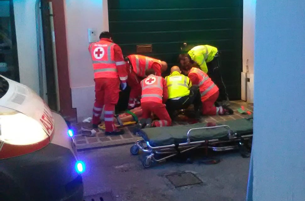 Caduta in bici a Desenzano: paura per una 84enne