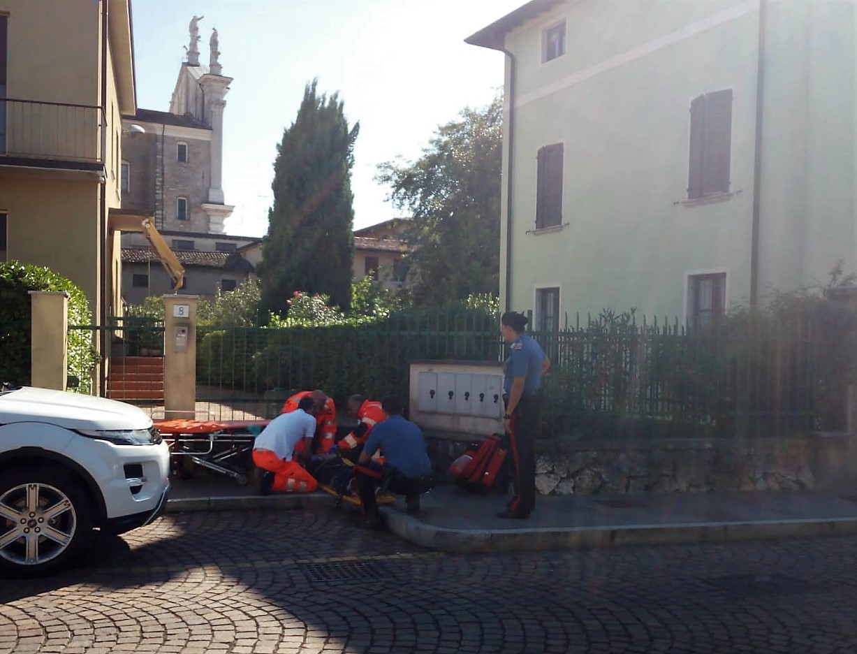 Donna cade a terra i carabinieri di Montichiari chiamano i soccorsi