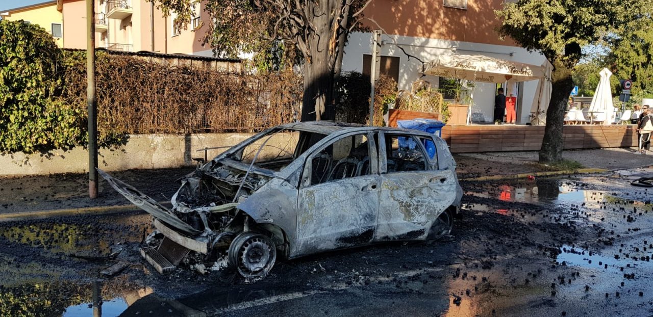 Auto prende fuoco mentre guida