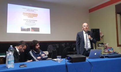 Sala gremita a Mezzane per l’onorevole Zolezzi