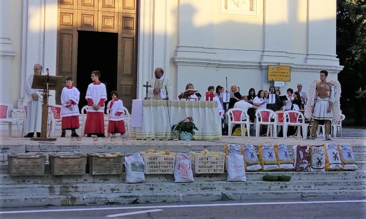 La consegna del pane benedetto conclude la sagra di Calvisano