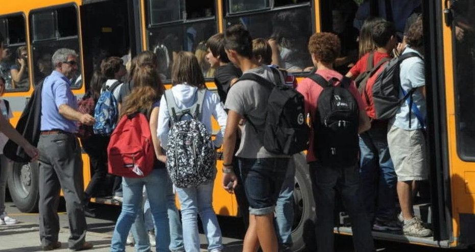 Cenere sui capelli e insulti, autobus per Mantova carico di bulli
