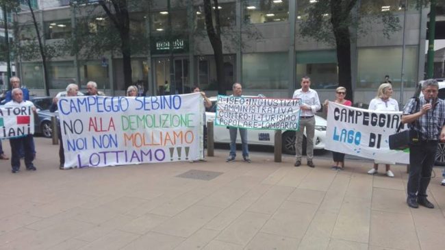 Sgombero dei campeggi a Iseo, protesta in Regione