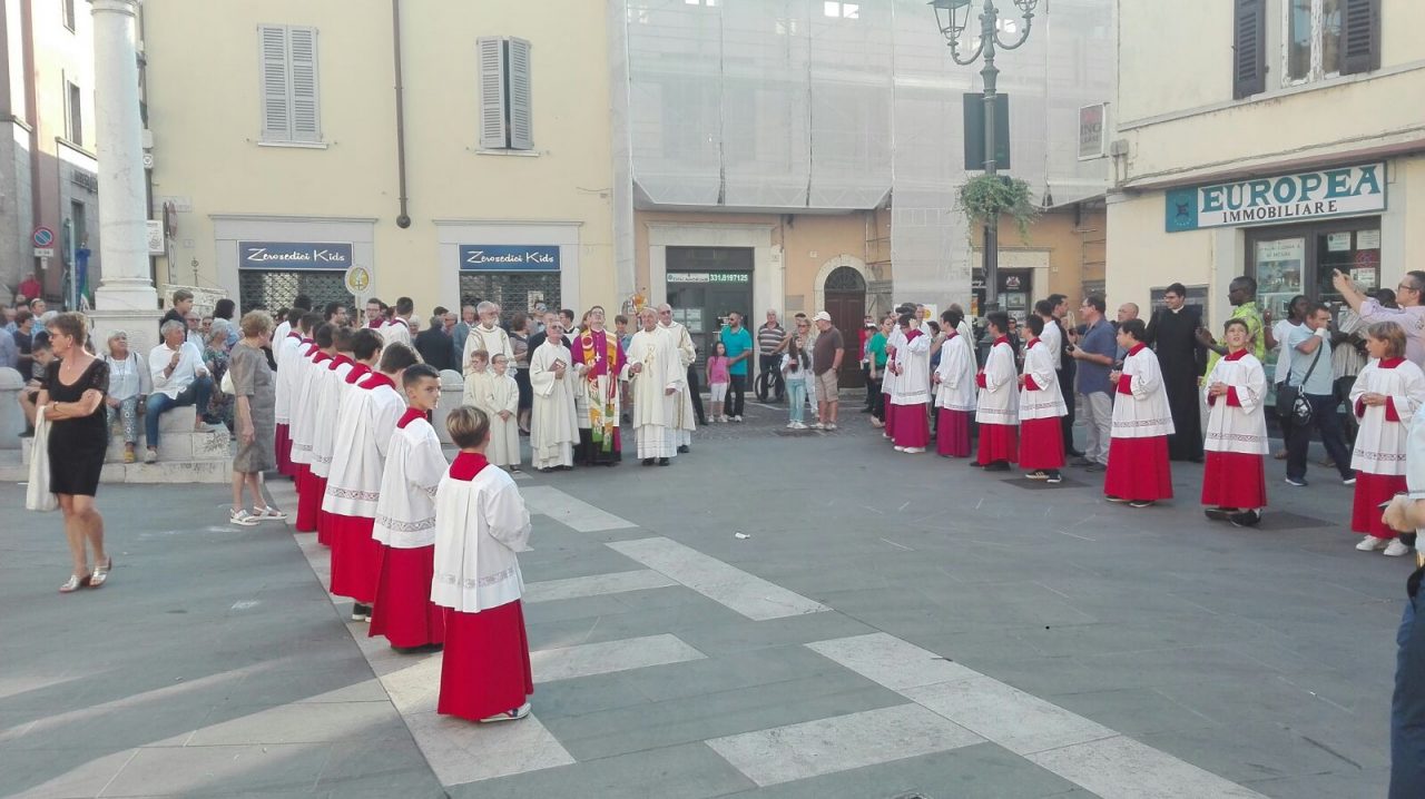 Don Cesare Cancarini accolto da una Montichiari giovane e festosa