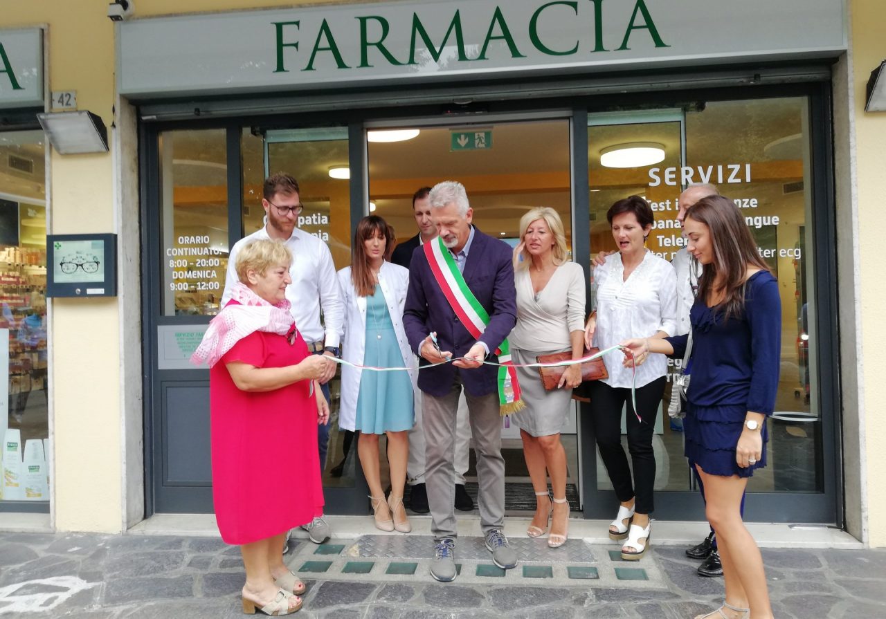 Farmacia comunale taglio del nastro a Rovato