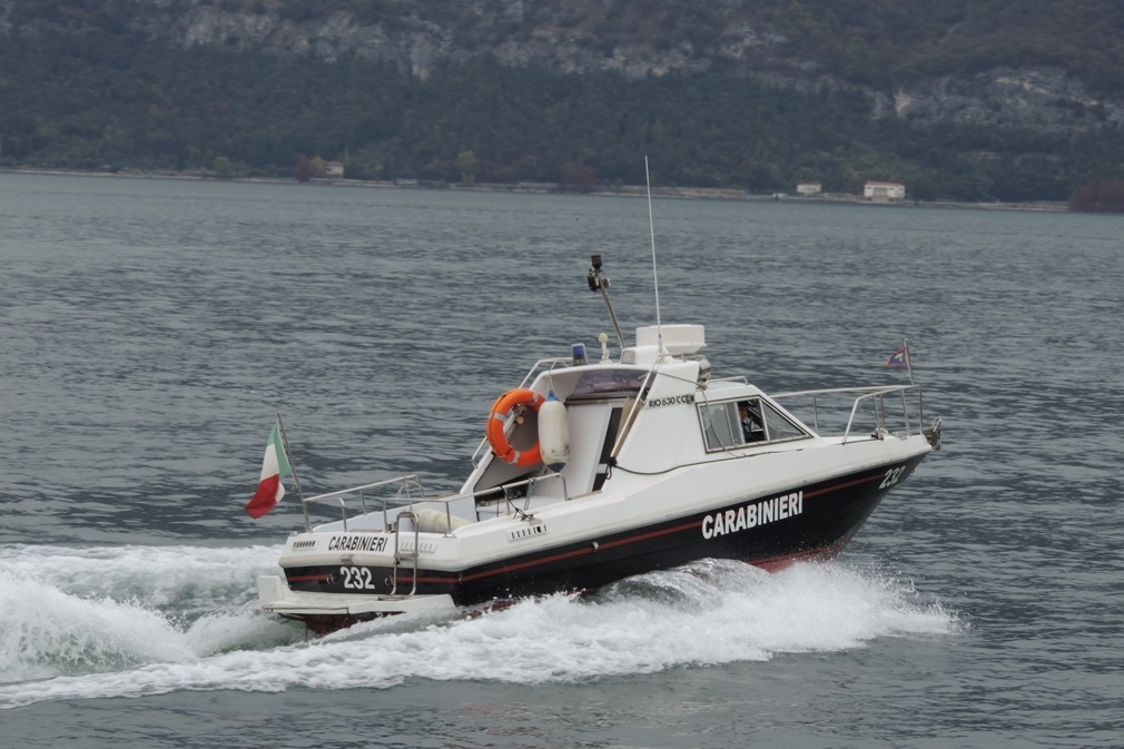 Non ha ancora un nome il corpo senza vita riemerso dal lago