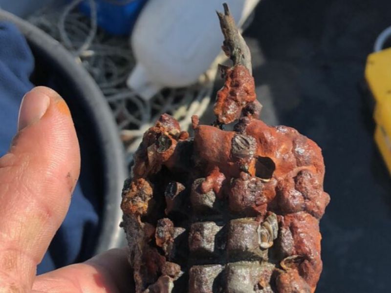 Ritrovata una bomba a mano nel lago