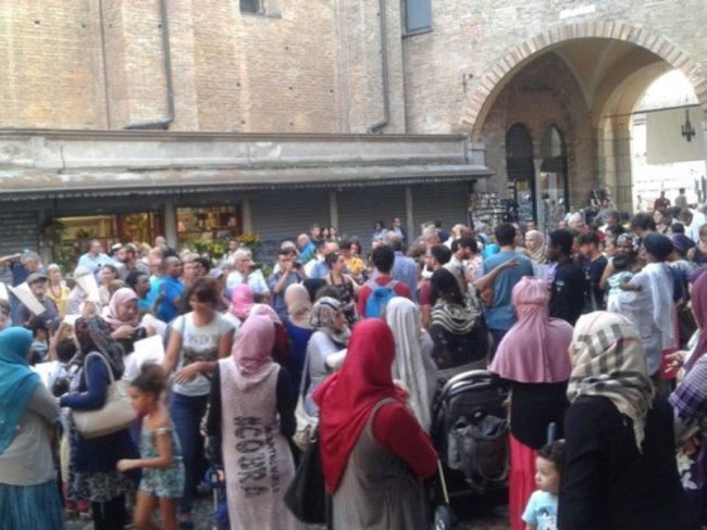 Mense e scuolabus a Lodi: l’autocertificazione non vale, extracomunitari esclusi