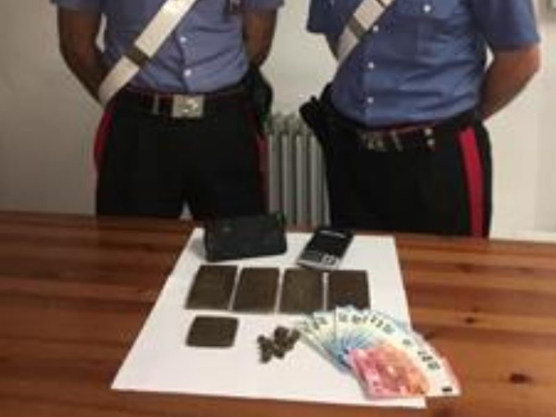 Arrestato spacciatore mentre cede droga ad un ragazzo appena maggiorenne