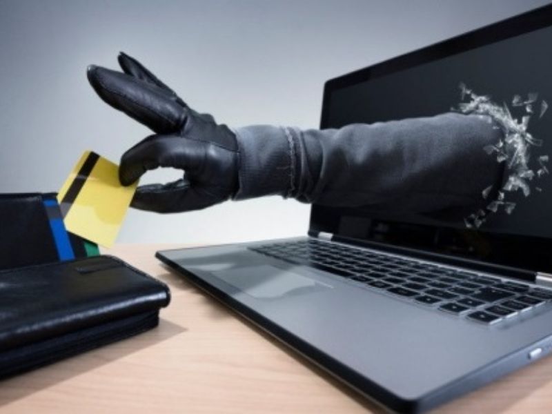 31enne denunciata per frode informatica: aveva clonato una carta di credito