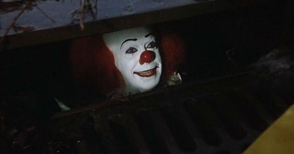 Clown armato di coltello scatena il panico in città