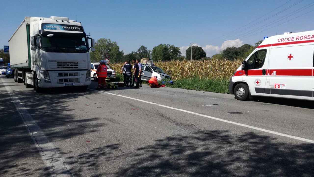 Fa inversione e finisce contro un camion sulla Spbs236