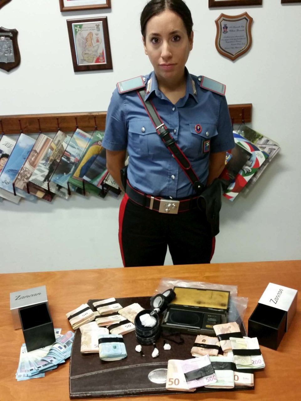 Fa lo spacciatore per arrotondare lo stipendio