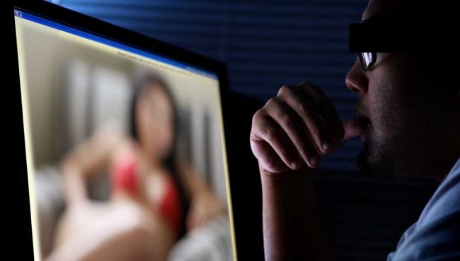 Cybersex, 15enne bergamasca scopre che chattava col padre