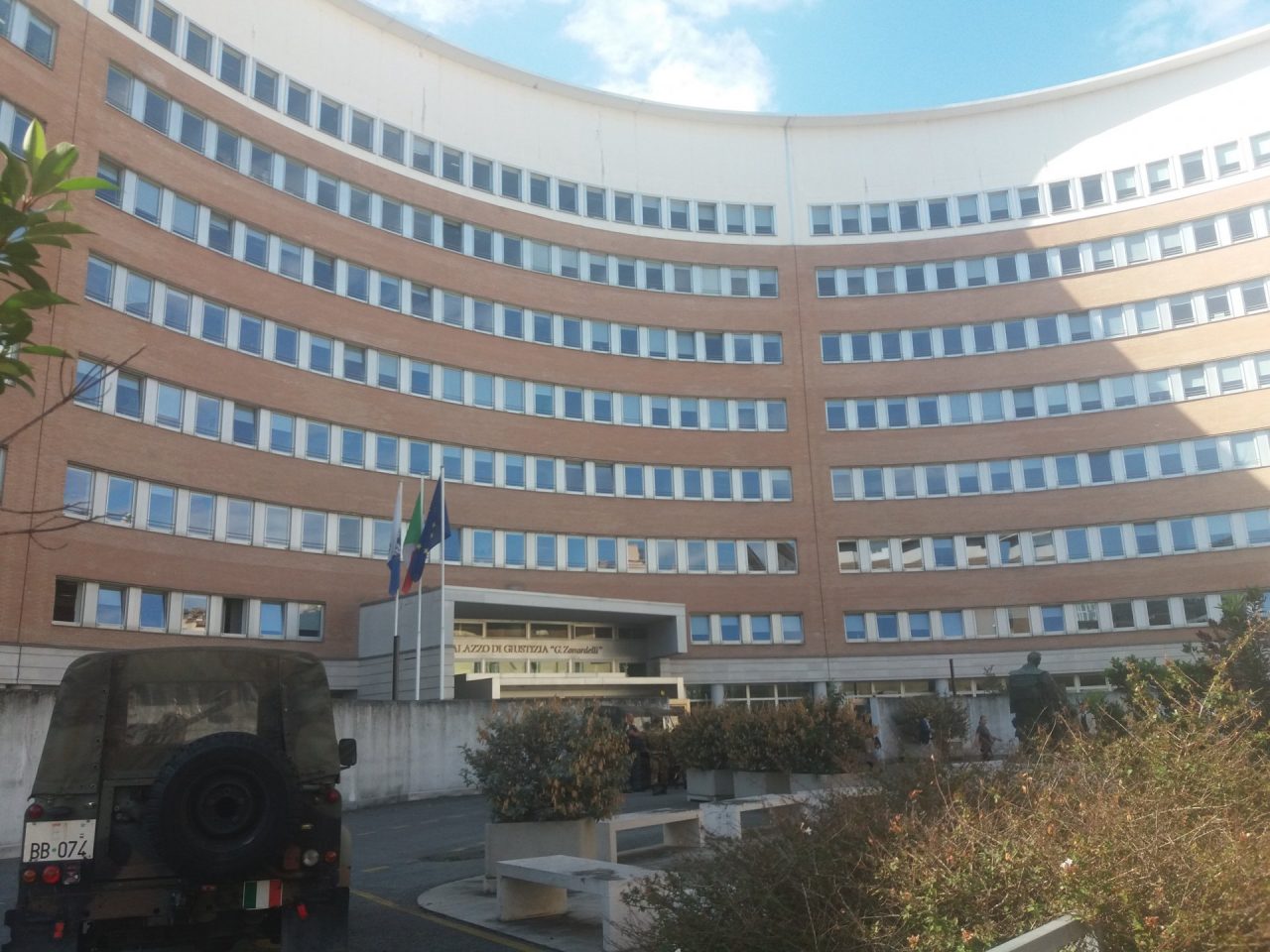 Rissa e colpi di pistola fuori dal bar: condannato chi sparò