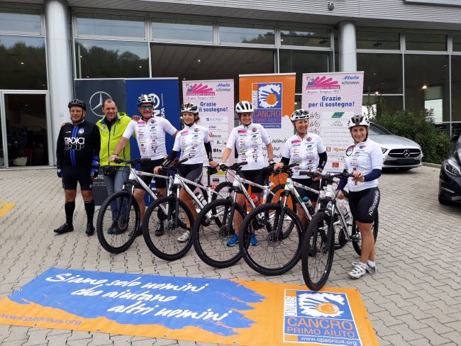 Novecento chilometri in sella al fianco delle donne malate di cancro