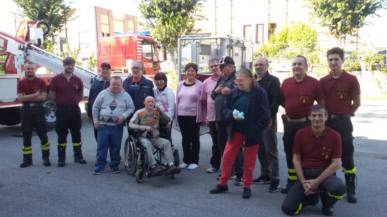 Ragazzi del Rustico Belfiore in visita al distaccamento dei pompieri di Chiari