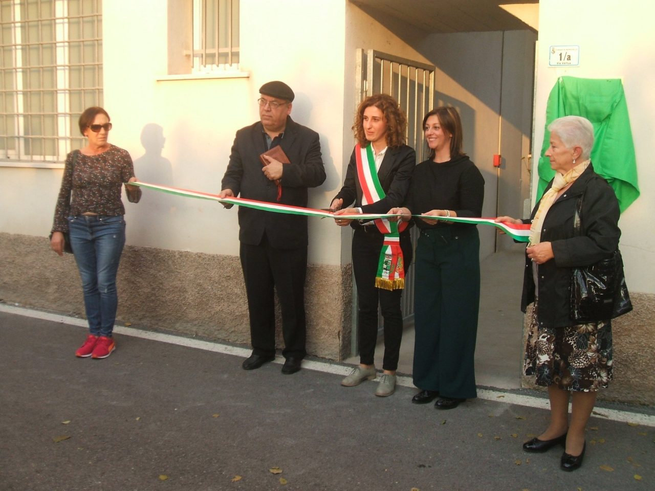 Taglio del nastro per il nuovo centro anziani di Remedello