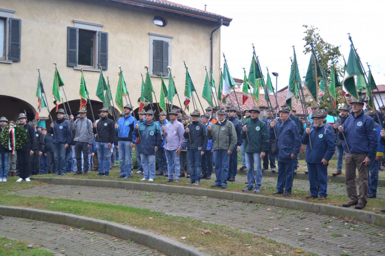 Grande sfilata per l’anniversario degli alpini di Cazzago I VIDEO