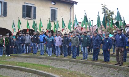 Grande sfilata per l’anniversario degli alpini di Cazzago I VIDEO