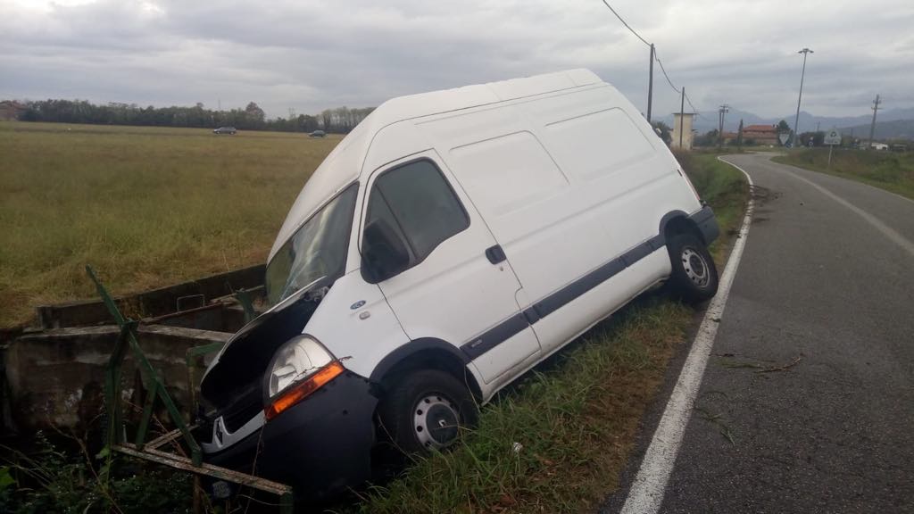 Furgone finisce nel fosso a Palazzolo