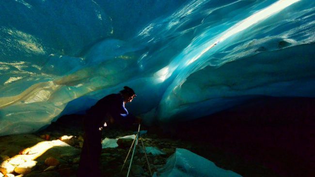Scoperta grotta nel ghiacciaio in Valtellina: presto svanirà VIDEO