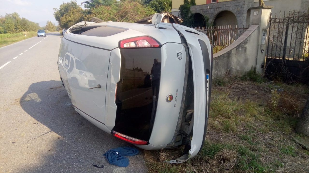 Auto si ribalta tre volte prima di fermarsi, ventenne salvo per miracolo
