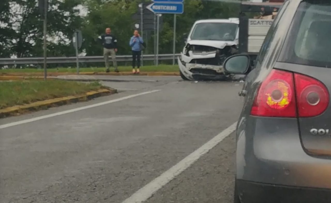 Incidente a Orzinuovi, tre mezzi dei soccorsi sul posto