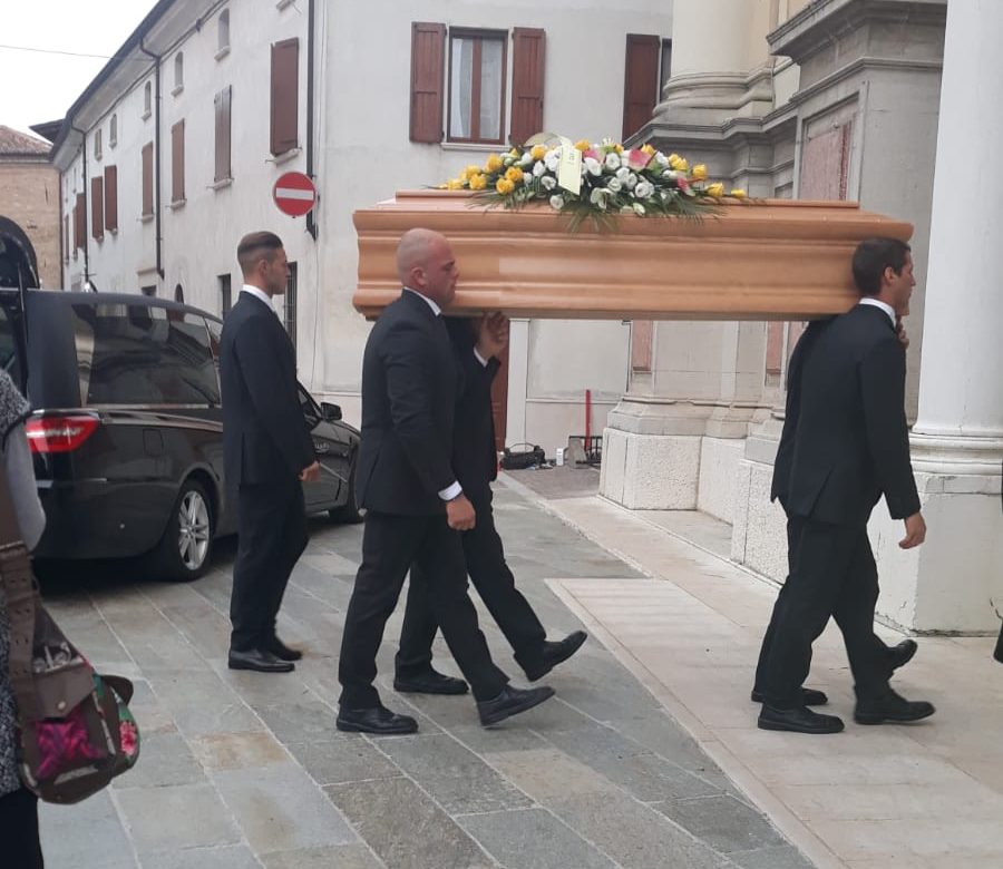 Cerimonia raccolta per l’ennesima vittima della polmonite