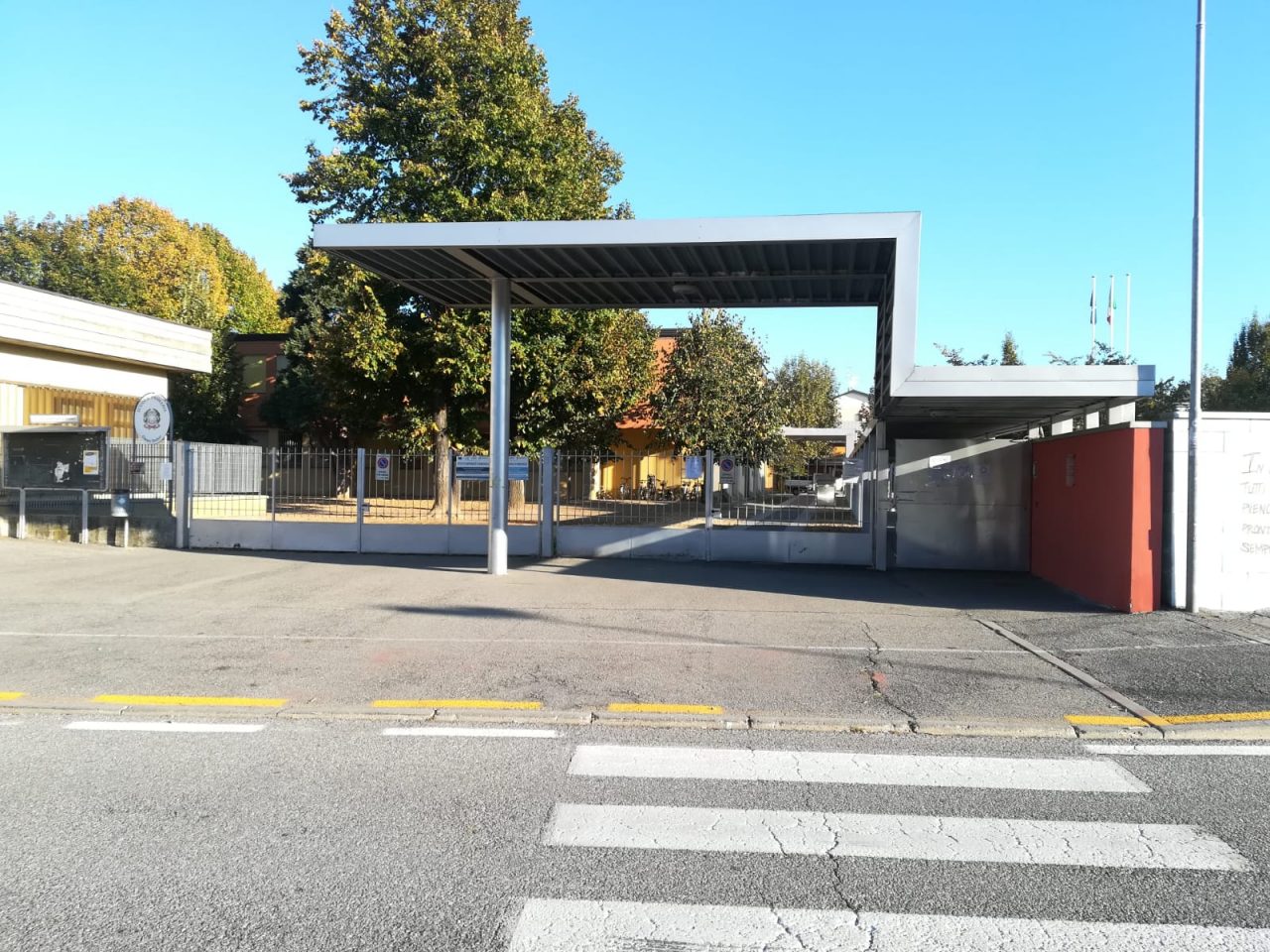 Entra armato a scuola e ferisce un bidello: paura a Roncadelle