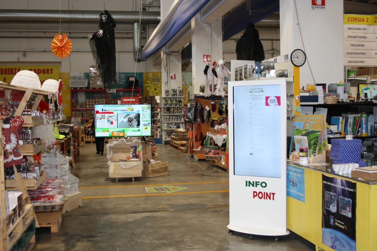 Megastore di cancelleria, Scuolaufficio fra e-commerce, monitor e totem touch