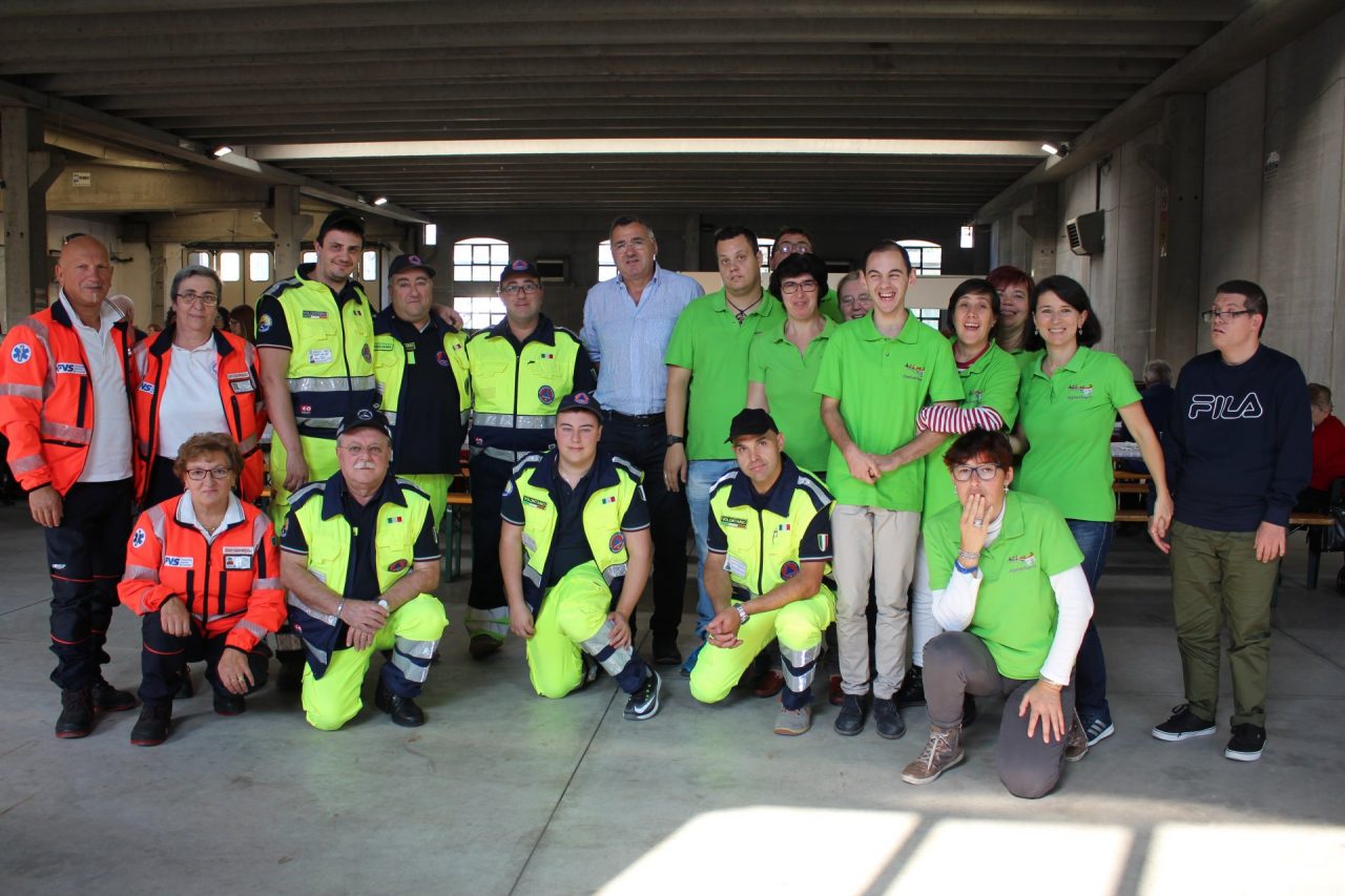 Chiacchiere e buon cibo al pranzo degli anziani di Capriolo