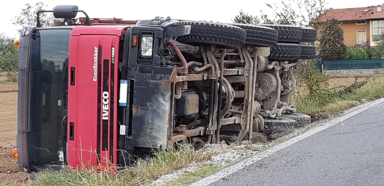Due camion si incrociano in strada Borgosatollo, uno finisce ribaltato