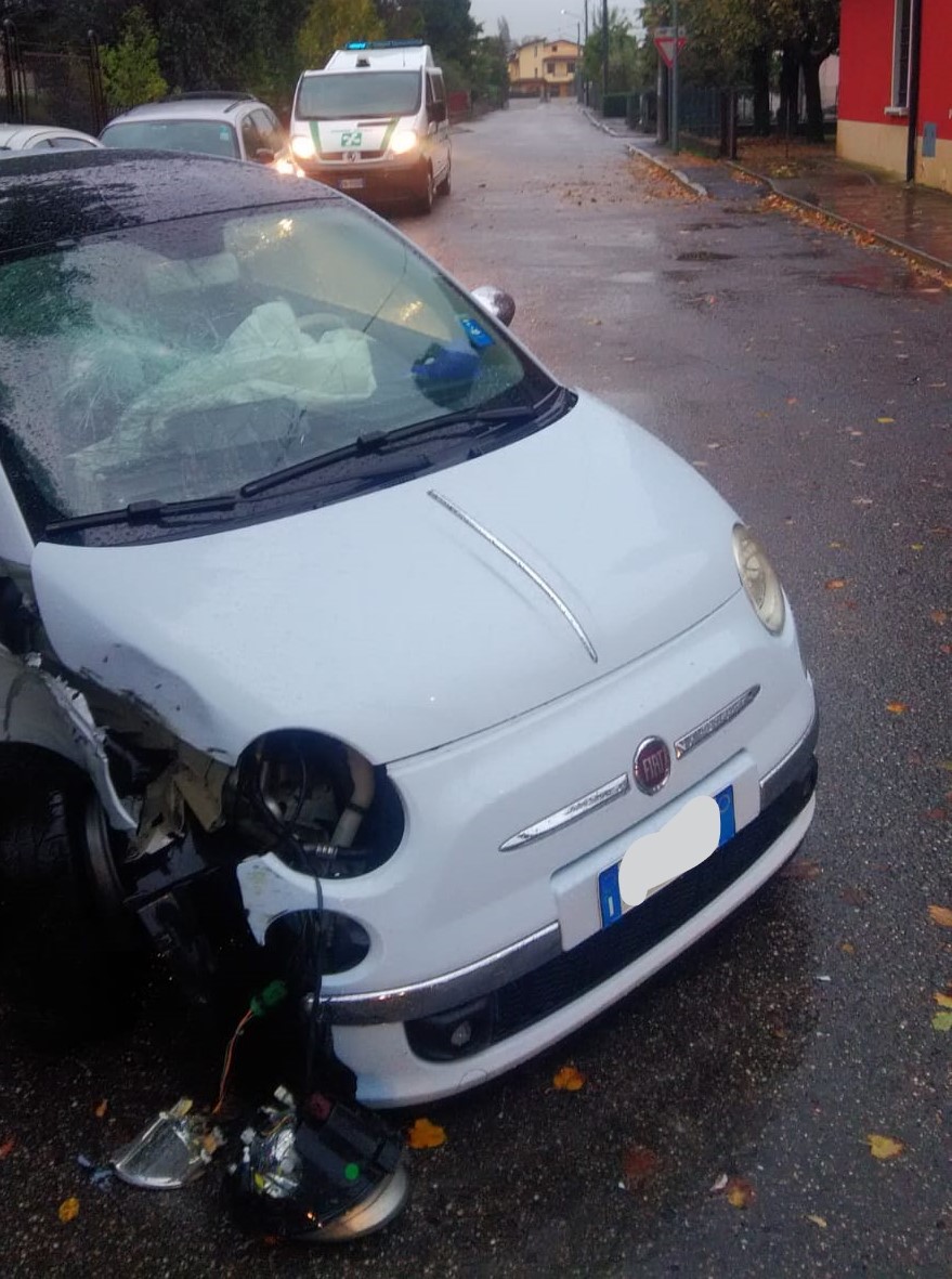 Incidente a Mezzane, giovane visanese si schianta contro un palo