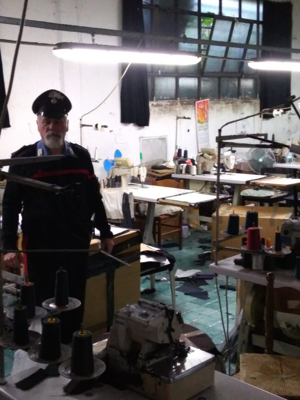 Laboratori cinesi controllati dai Carabinieri, lavoratori in nero e altre irregolarità